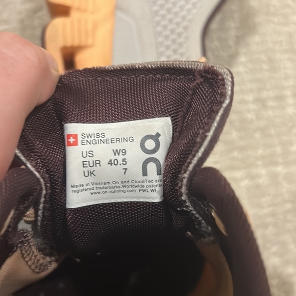 On cloud tennis shoes. Barley worn!! - Picture 5 of 7